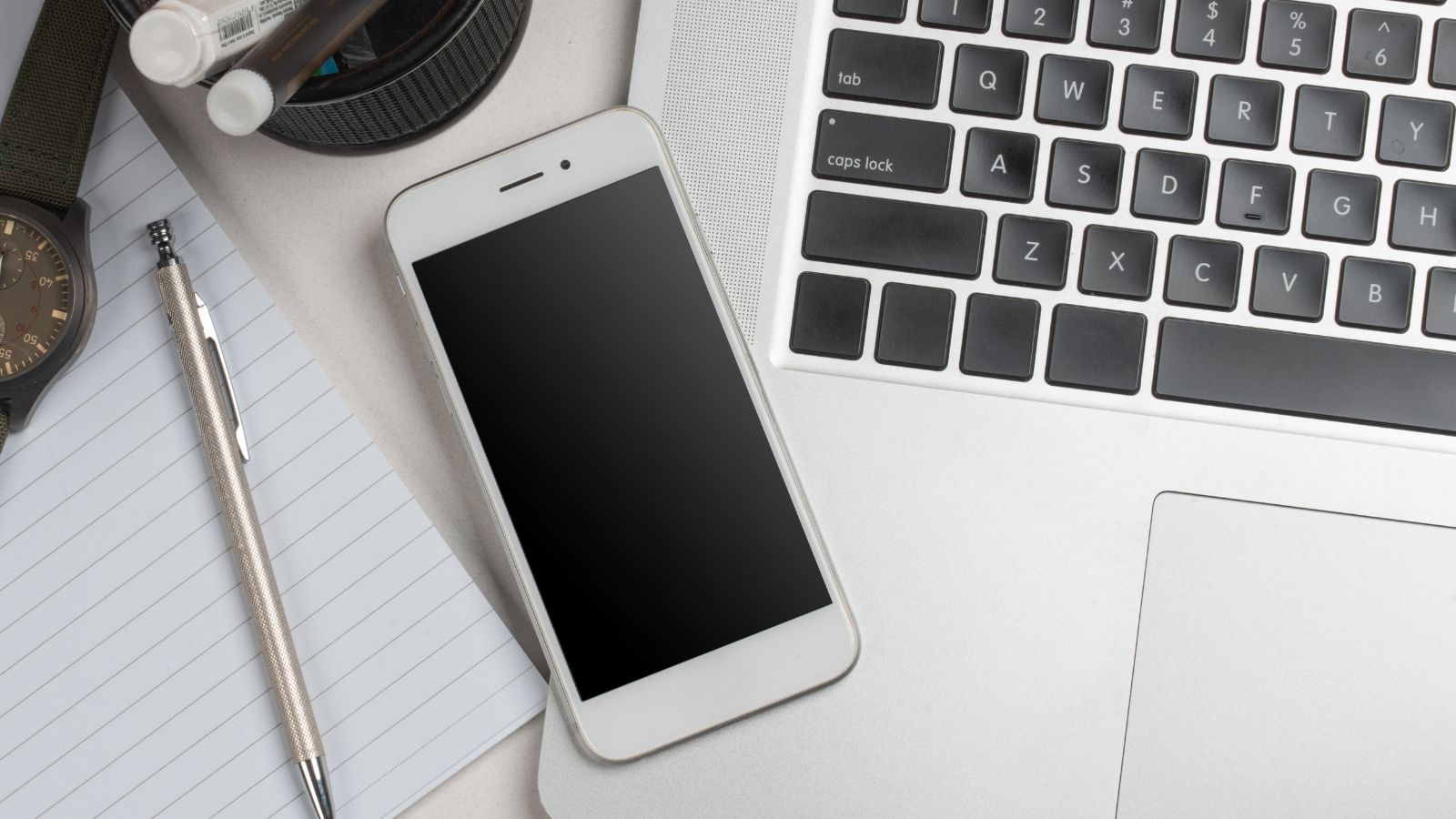 téléphone posé sur la table de travail